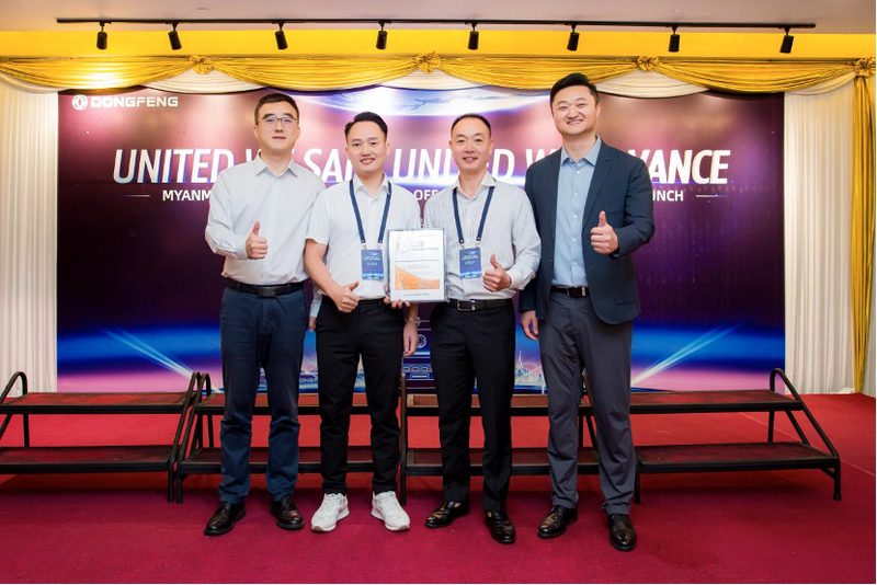 El primer vehículo sale de la planta localizada de Dongfeng en el Sudeste Asiático para vehículos comerciales medios y pesados, ¡comienza un nuevo camino!