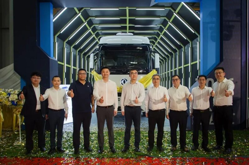 El primer vehículo sale de la planta localizada de Dongfeng en el Sudeste Asiático para vehículos comerciales medios y pesados, ¡comienza un nuevo camino!