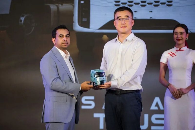 El primer vehículo sale de la planta localizada de Dongfeng en el Sudeste Asiático para vehículos comerciales medios y pesados, ¡comienza un nuevo camino!