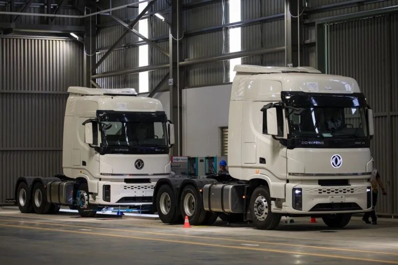 El primer vehículo sale de la planta localizada de Dongfeng en el Sudeste Asiático para vehículos comerciales medios y pesados, ¡comienza un nuevo camino!