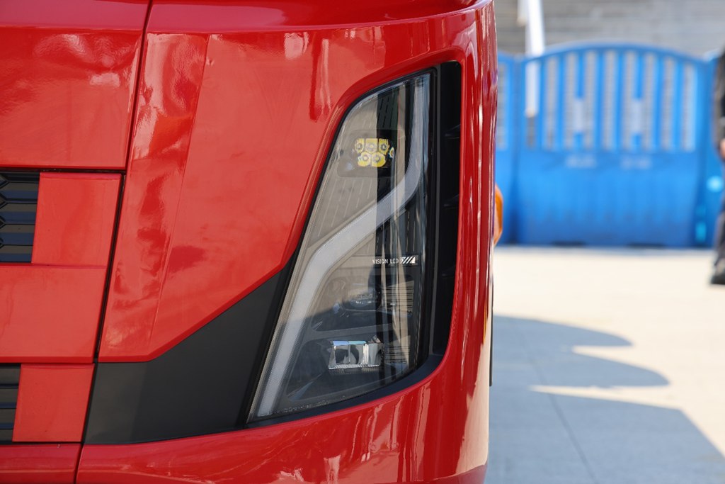 ¡80% en 18 minutos! El Dongfeng Tianlong KH lanza un camión pesado de carga ultrarrápida con cabina totalmente renovada