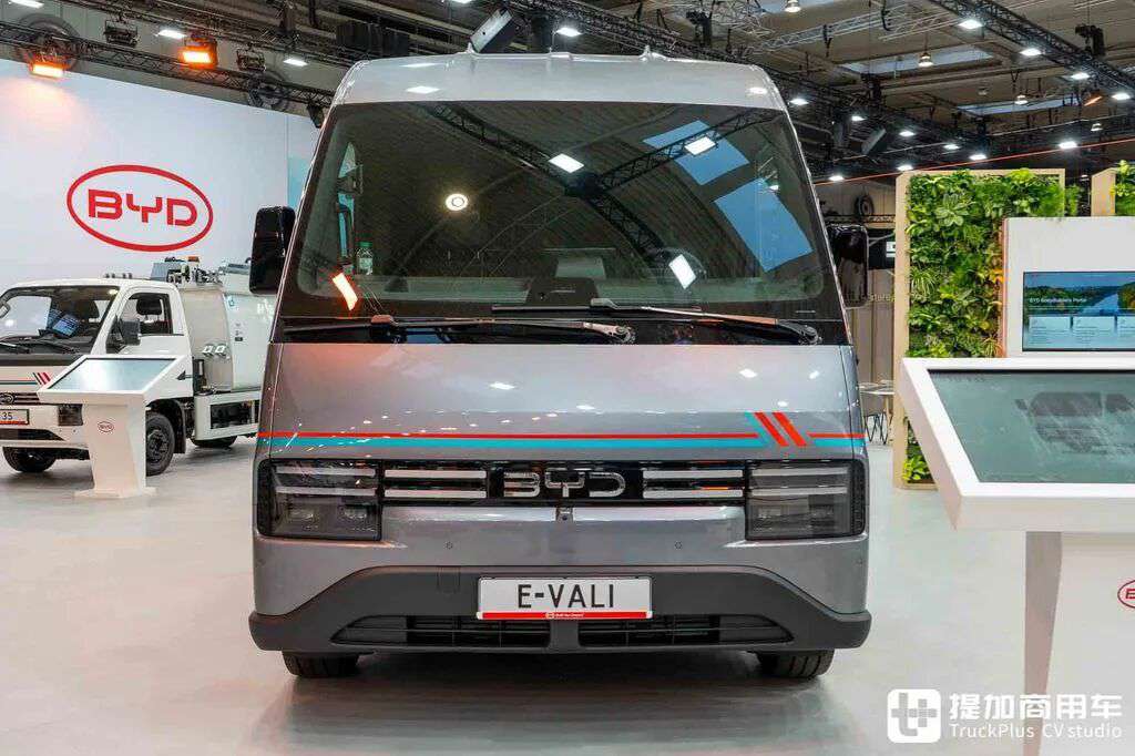 ¿Una furgoneta BYD difícil de ver en el mercado local? Opción de tracción total y descarga externa — BYD E-Vali a fondo