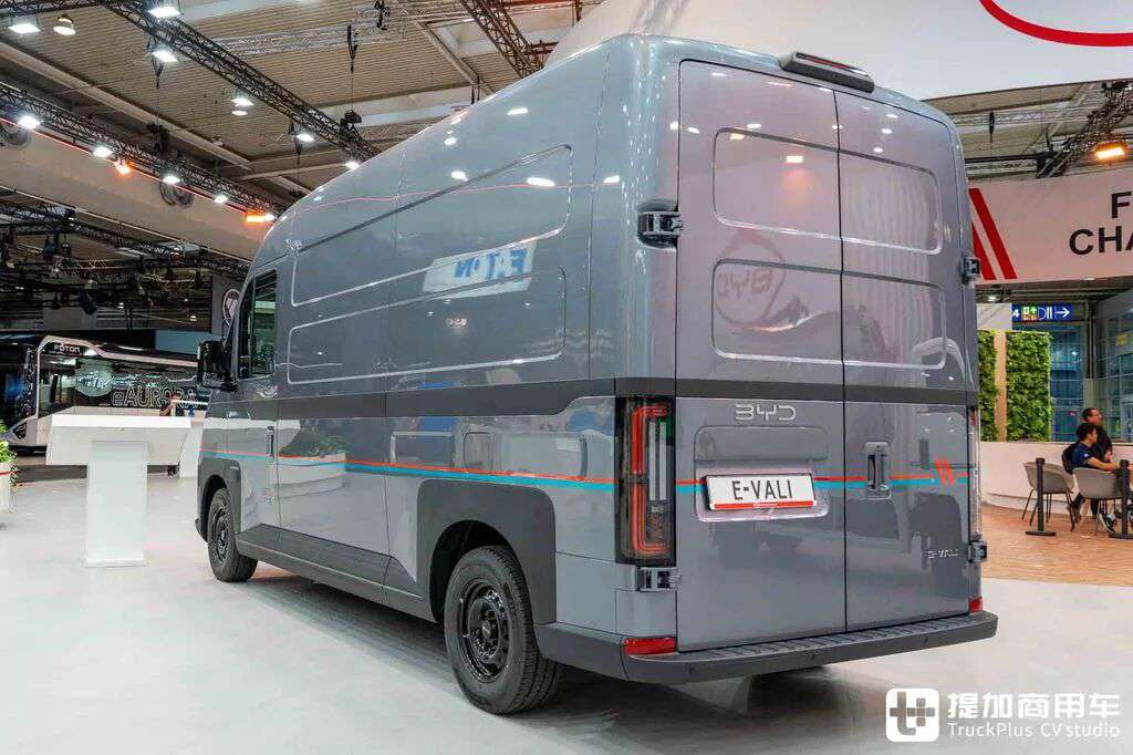 ¿Una furgoneta BYD difícil de ver en el mercado local? Opción de tracción total y descarga externa — BYD E-Vali a fondo