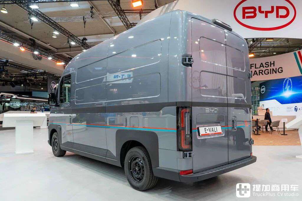 ¿Una furgoneta BYD difícil de ver en el mercado local? Opción de tracción total y descarga externa — BYD E-Vali a fondo